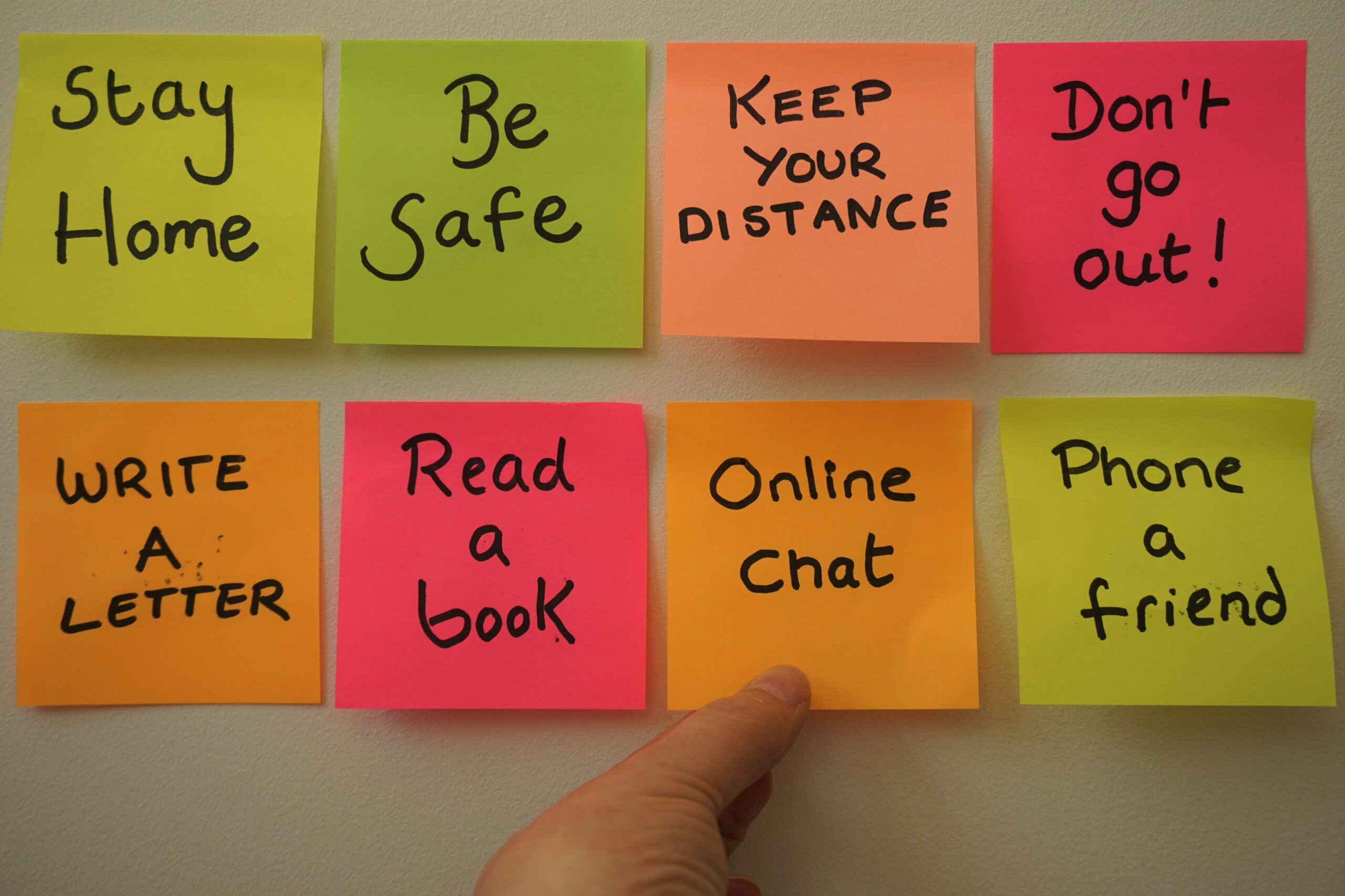 Infographic showing steps to handle emergencies: stay calm, prioritize communication, document everything
