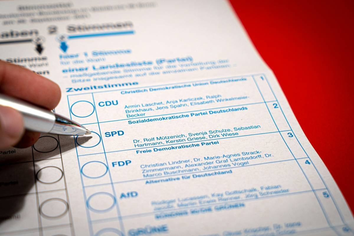 Bar chart comparing average international air ambulance costs vs common insurance limits for medical repatriation