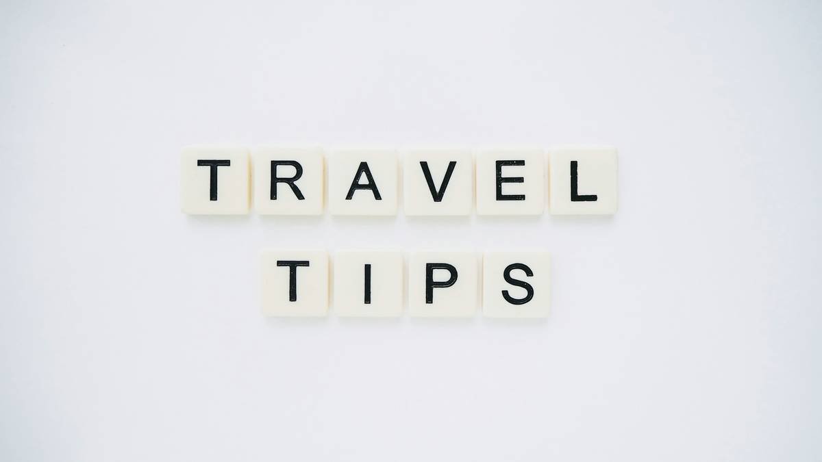 Chart comparing urgent crisis phone access across major insurers and credit cards like Allianz, GeoBlue, Chase Sapphire, and Amex Platinum, showing availability, language support, and average response time