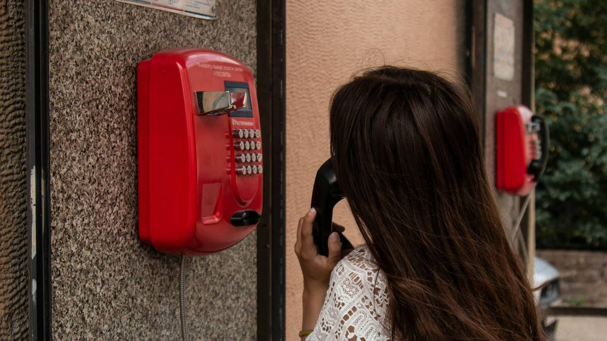 Infographic showing steps to activate repatriation insurance: 1) Call crisis contact 2) Verify policy 3) Receive evacuation instructions 4) Provider coordinates transport