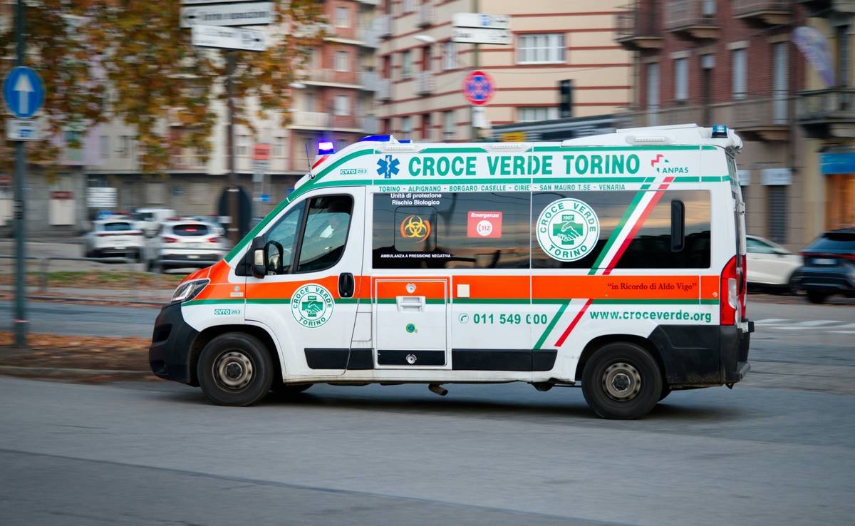 Timeline infographic showing 4-hour hospital assessment, 6-hour aircraft prep, 4-hour flight to Miami, total 14 hours