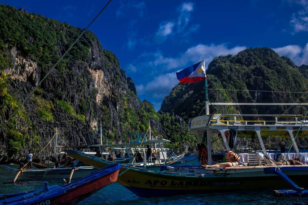 Infographic showing the 6-step repatriation process Philippines: 1. Incident occurs 2. Contact insurer/DFA 3. Document verification 4. Airline coordination 5. Customs clearance 6. Arrival in PH