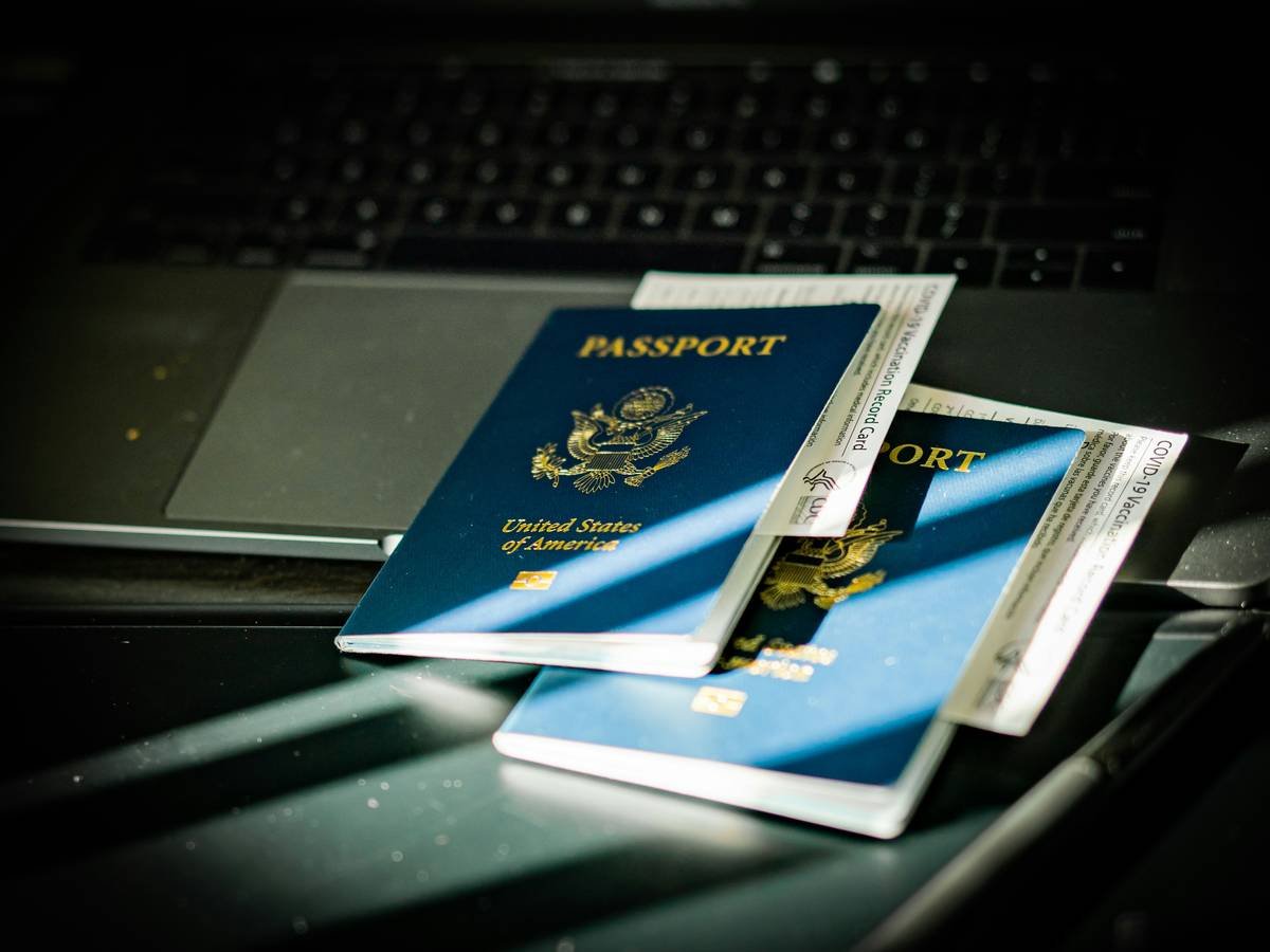 Traveler showing emergency contact repatriation number must be visible on phone lock screen
