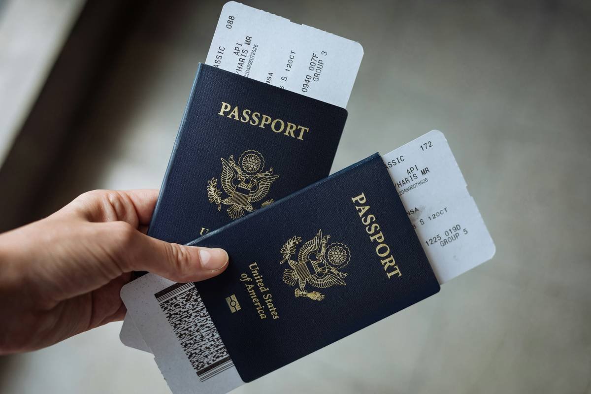 Traveler calling emergency contact repatriation number of police from phone abroad